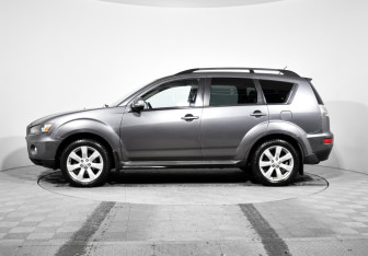 Подержанный автомобиль Mitsubishi Outlander 2012 года (8 фото)