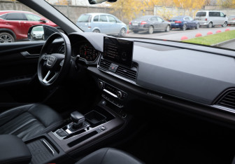 Подержанный автомобиль Audi Q5 2021 года (10 фото)