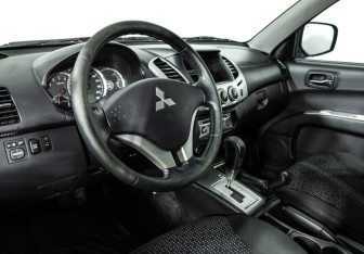 Подержанный автомобиль Mitsubishi L200 2014 года (11 фото)