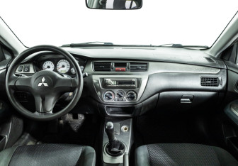Подержанный автомобиль Mitsubishi Lancer Sedan 2009 года (13 фото)