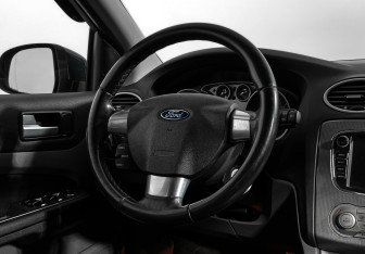 Подержанный автомобиль Ford Focus Sedan 2011 года (15 фото)