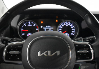 Подержанный автомобиль Kia Carnival 2021 года (21 фото)