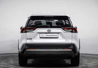 Подержанный автомобиль Toyota RAV4 2022 года (6 фото)