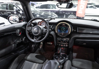 Подержанный автомобиль MINI Hatch 2019 года (16 фото)