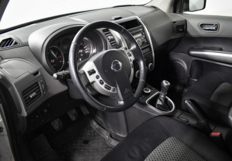 Подержанный автомобиль Nissan X-Trail 2008 года (9 фото)