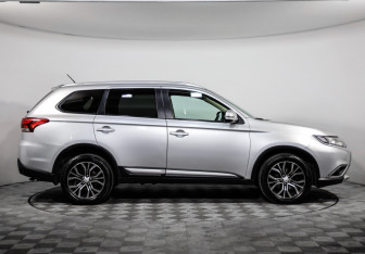 Подержанный автомобиль Mitsubishi Outlander 2015 года (4 фото)