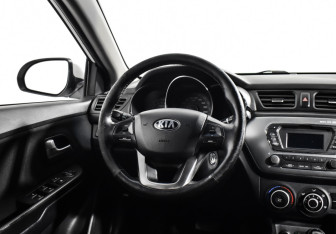 Подержанный автомобиль Kia Rio Sedan 2015 года (14 фото)