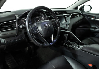 Подержанный автомобиль Toyota Camry Sedan 2018 года (11 фото)