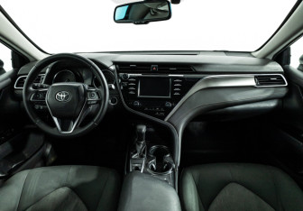 Подержанный автомобиль Toyota Camry Sedan 2019 года (13 фото)