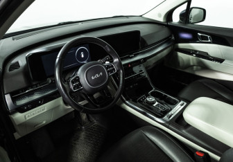 Подержанный автомобиль Kia Carnival 2023 года (11 фото)