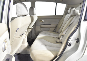 Подержанный автомобиль Nissan Tiida Hatchback 2007 года (12 фото)