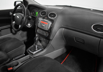 Подержанный автомобиль Ford Focus Hatchback 2006 года (12 фото)