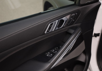 Подержанный автомобиль BMW X6 2021 года (27 фото)