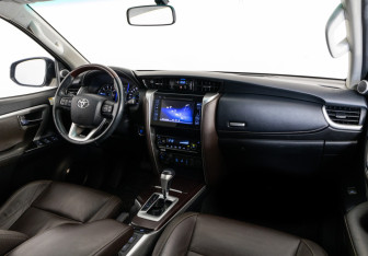 Подержанный автомобиль Toyota Fortuner 2017 года (10 фото)