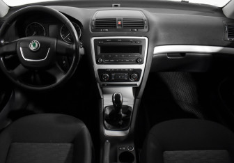 Подержанный автомобиль Skoda Octavia Liftback 2012 года (12 фото)