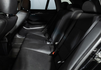 Подержанный автомобиль BMW X1 2013 года (10 фото)