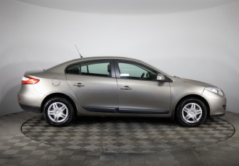 Подержанный автомобиль Renault Fluence 2012 года (4 фото)