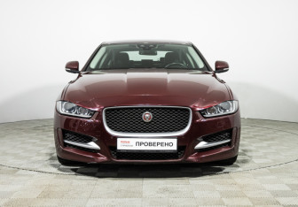 Подержанный автомобиль Jaguar XE 2015 года (2 фото)
