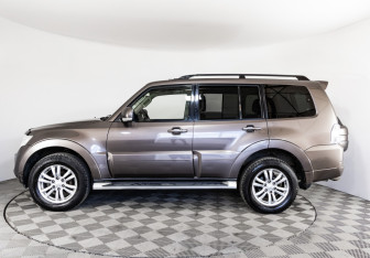 Подержанный автомобиль Mitsubishi Pajero 2012 года (8 фото)
