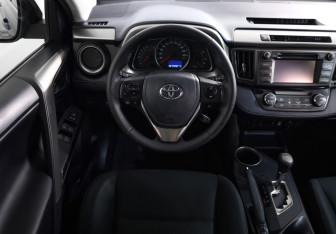 Подержанный автомобиль Toyota RAV4 2013 года (9 фото)