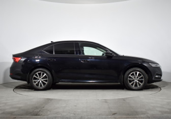 Подержанный автомобиль Skoda Octavia Liftback 2021 года (4 фото)