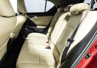 Подержанный автомобиль Lexus CT 2011 года (10 фото)