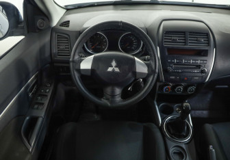 Подержанный автомобиль Mitsubishi ASX 2012 года (11 фото)
