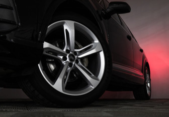 Подержанный автомобиль Audi Q7 2017 года (33 фото)