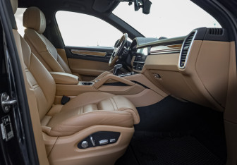 Подержанный автомобиль Porsche Cayenne 2018 года (30 фото)