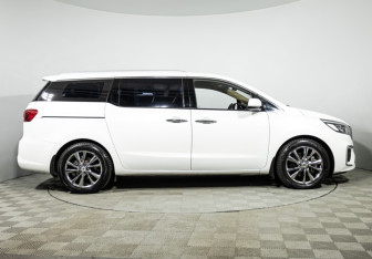 Подержанный автомобиль Kia Carnival 2019 года (4 фото)