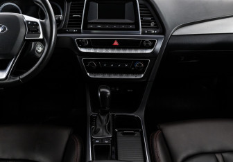 Подержанный автомобиль Hyundai Sonata 2019 года (14 фото)