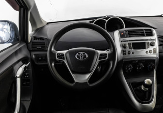 Подержанный автомобиль Toyota Verso 2011 года (12 фото)