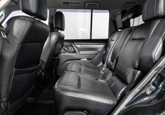 Подержанный автомобиль Mitsubishi Pajero 2011 года (13 фото)