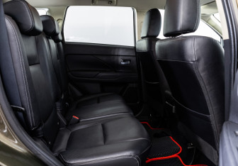 Подержанный автомобиль Mitsubishi Outlander 2016 года (17 фото)