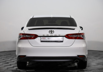 Подержанный автомобиль Toyota Camry Sedan 2018 года (6 фото)