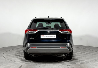 Подержанный автомобиль Toyota RAV4 2021 года (6 фото)