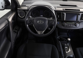 Подержанный автомобиль Toyota RAV4 2017 года (10 фото)