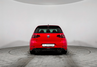 Подержанный автомобиль Volkswagen Golf R Hatchback 2019 года (6 фото)