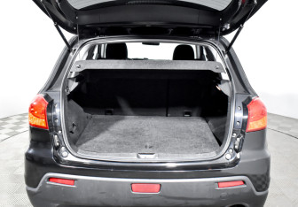 Подержанный автомобиль Mitsubishi ASX 2011 года (19 фото)