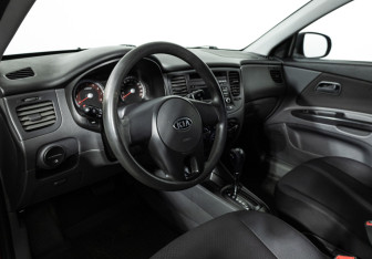 Подержанный автомобиль Kia Rio Sedan 2010 года (11 фото)