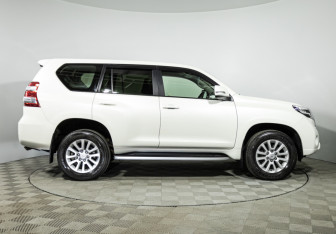 Подержанный автомобиль Toyota Land Cruiser Prado 2014 года (4 фото)