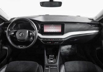 Подержанный автомобиль Skoda Octavia Liftback 2021 года (10 фото)