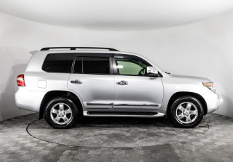Подержанный автомобиль Toyota Land Cruiser Suv 2012 года (5 фото)
