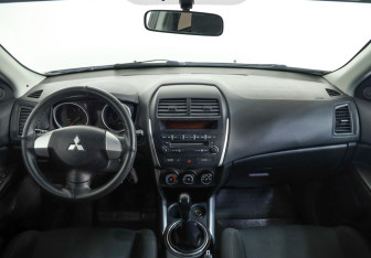 Подержанный автомобиль Mitsubishi ASX 2012 года (10 фото)