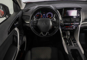 Подержанный автомобиль Mitsubishi Eclipse Cross 2021 года (11 фото)