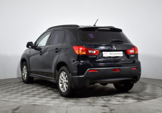 Подержанный автомобиль Mitsubishi ASX 2011 года (7 фото)