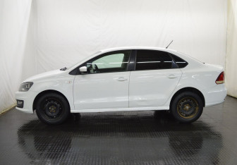 Подержанный автомобиль Volkswagen Polo Sedan 2015 года (8 фото)