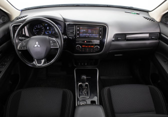 Подержанный автомобиль Mitsubishi Outlander 2019 года (9 фото)