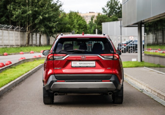 Подержанный автомобиль Toyota RAV4 2021 года (7 фото)