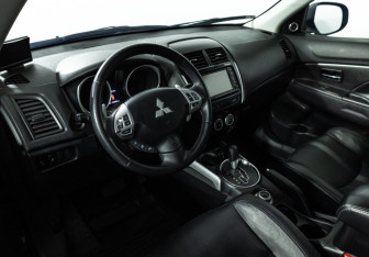 Подержанный автомобиль Mitsubishi ASX 2010 года (11 фото)